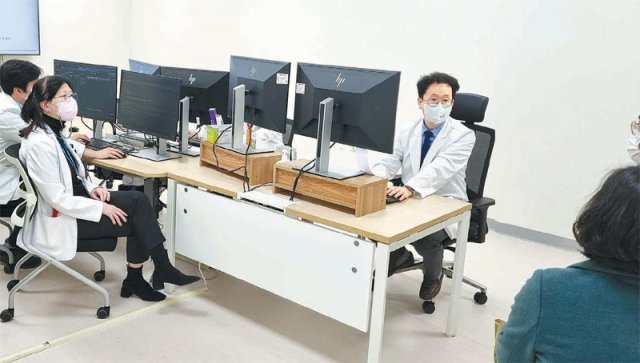 서울대병원 임상유전체의학과 의료진이 환자를 진료하고 있다.