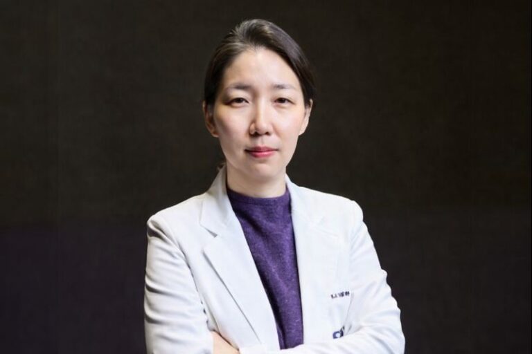 서울대학교어린이병원 소아청소년과 고정민 교수가 흰색 의사 가운을 입고 팔짱을 낀 모습