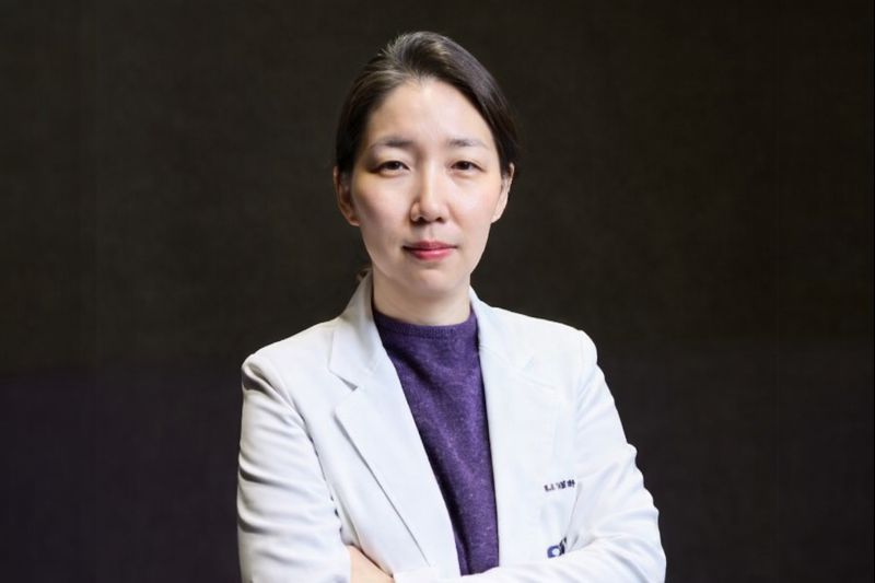 서울대학교어린이병원 소아청소년과 고정민 교수가 흰색 의사 가운을 입고 팔짱을 낀 모습