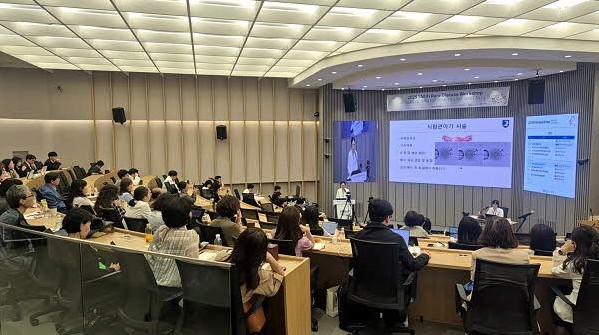 서울대 어린이병원 제일제당홀에서 진행 중인 2025 SNUH 희귀질환 워크숍 발표 세션 전경