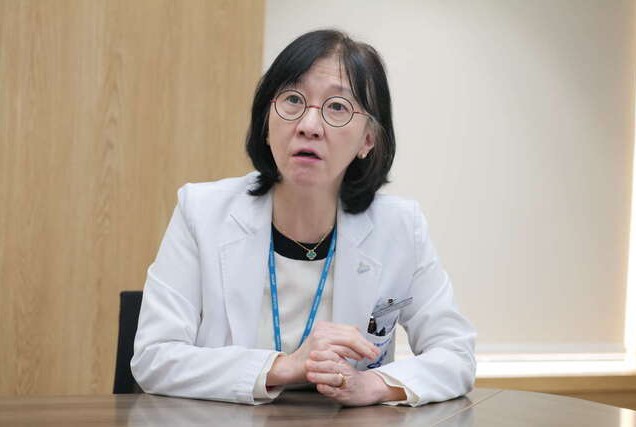 서울대학교병원 임상유전체의학과 채종희 교수가 흰색 의사 가운을 입고 있는 모습