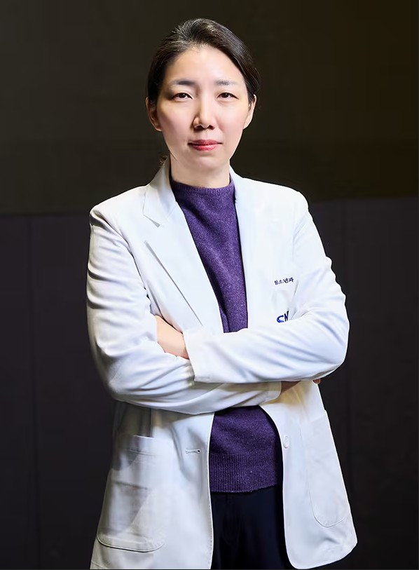 서울대학교어린이병원 소아청소년과 고정민 교수가 흰색 의사 가운을 입고 팔짱을 낀 모습