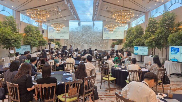 정원 장식의 연회장에서 개최된 서울대병원 온드림 AgoraS 희귀질환 공개강좌에 참석한 청중들